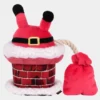 Jouet en peluche pour chien - Merry Woofmas - Père Noel dans sa cheminée - Pet PLAY