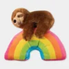 Peluche originale pour chien - Paresseux sur un arc-en-ciel 🦥🌈 - Fringe PetShop